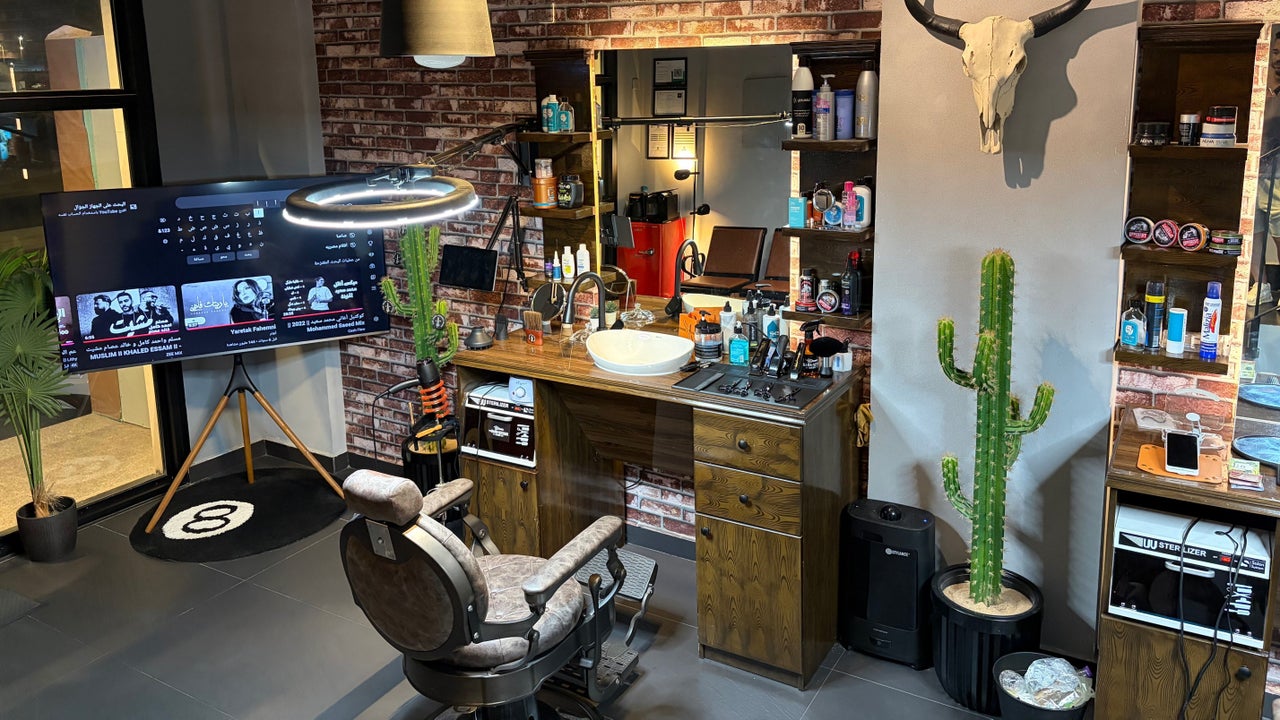 صالون ذا دارك سِزر (البندر) | (1) The Dark Scissor Barber