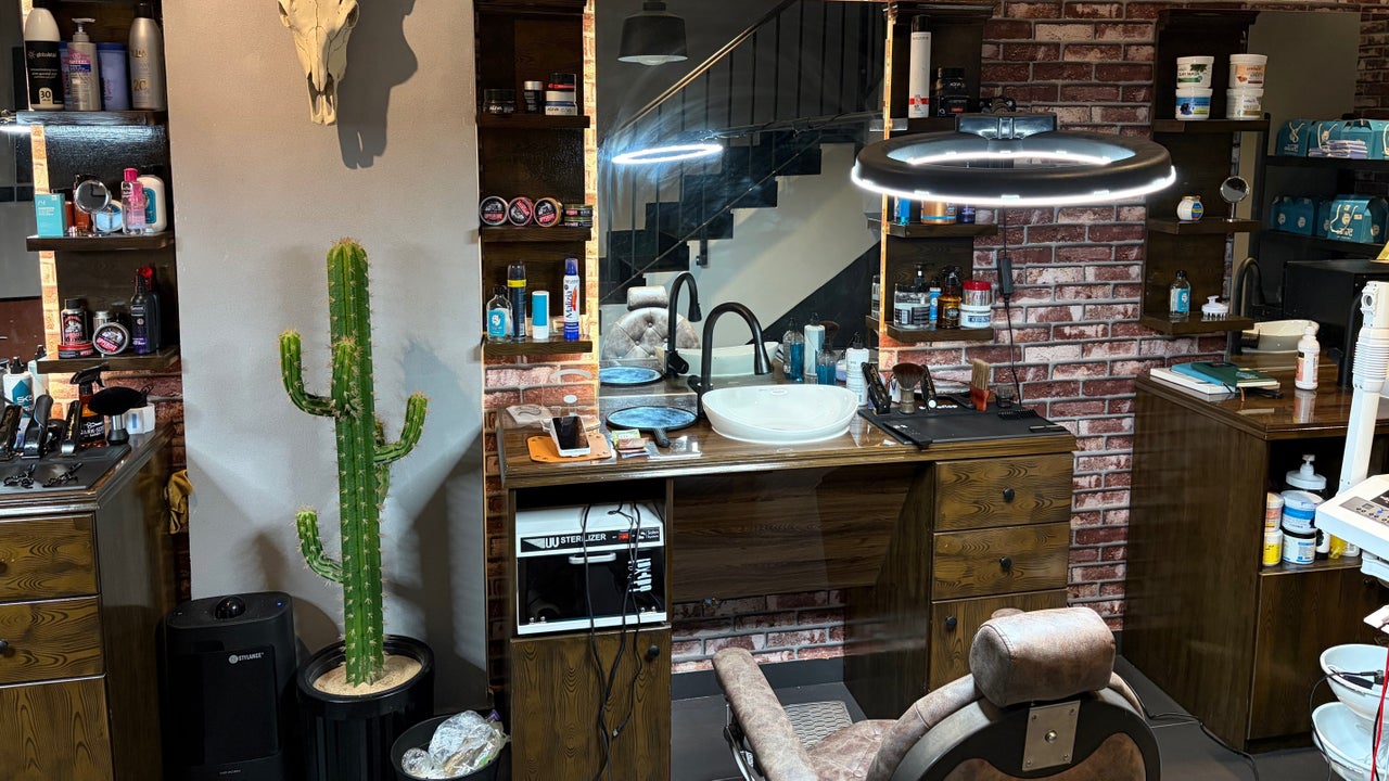 صالون ذا دارك سِزر (البندر) | (1) The Dark Scissor Barber