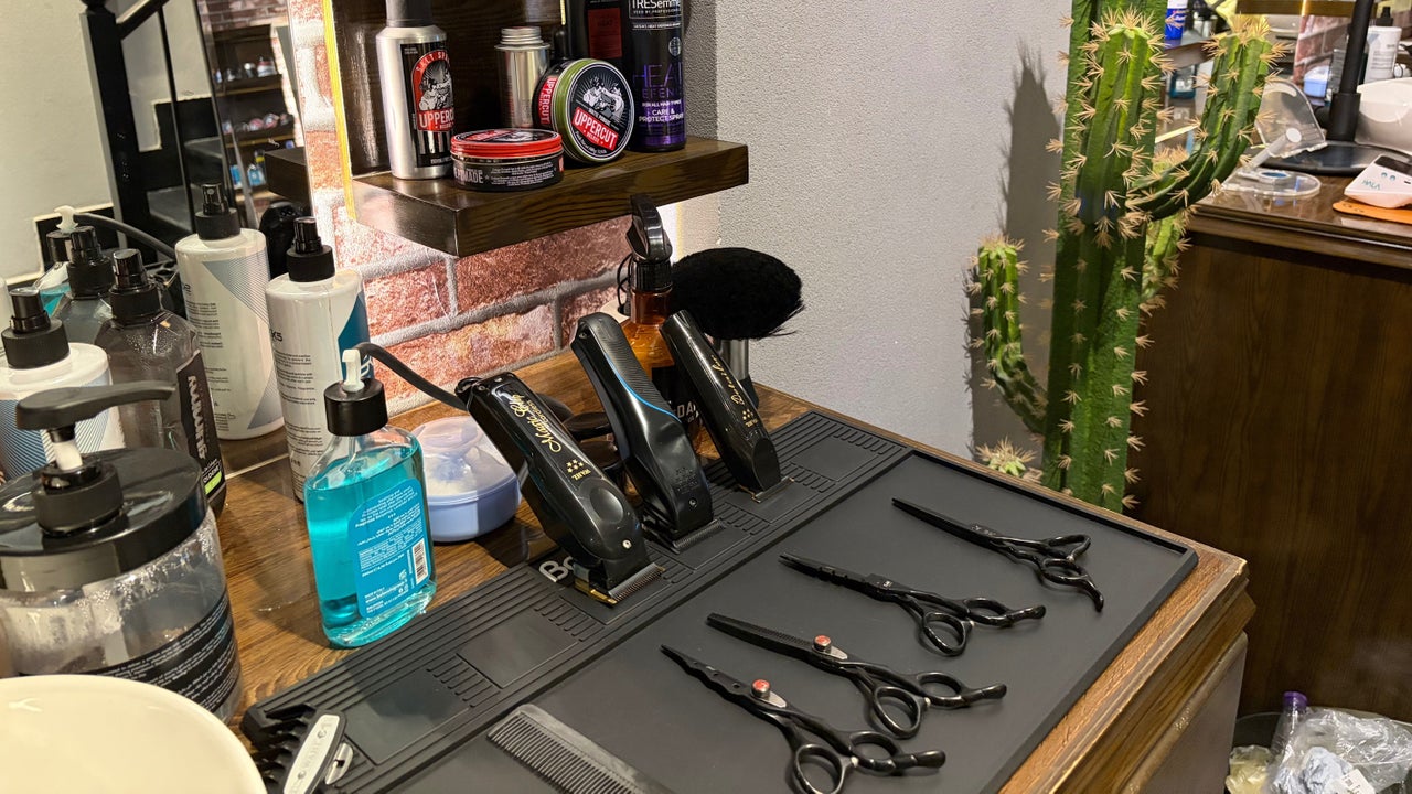 صالون ذا دارك سِزر (البندر) | (1) The Dark Scissor Barber