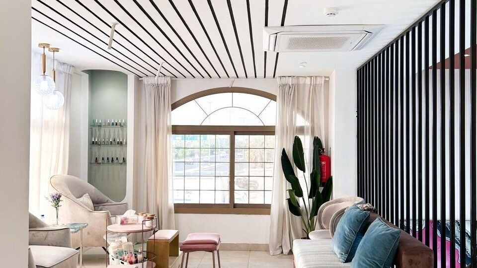 Luxury Nails Women’s Beauty Salon